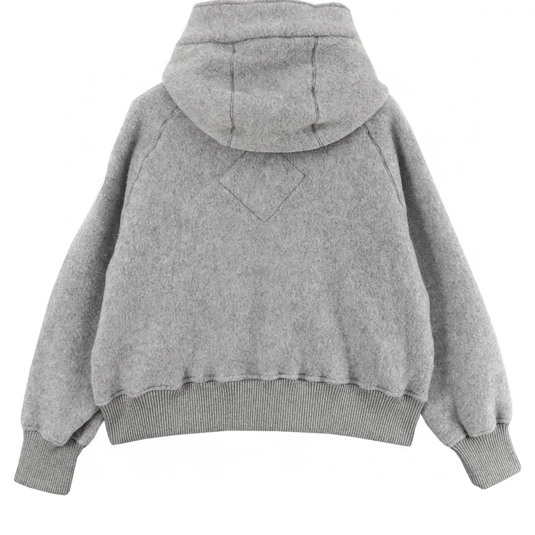 P580 top version CanadaGoose solid color hooded cashmere jacket, exclusively customized wool fabric, containing 60% wool content! Super lightweight, soft and warm! The high-tech breathable space cotton liner makes the entire garment very stiff and soft, comfortable and lightweight at the same time. Breathable, soft, non-stuffy, lightweight, stylish, and non-deformable. The iconic double-striped reflective strips are designed behind the collar and hood. No detail is missed. The front placket allows you to easily cope with seasonal changes and calmly resist bad weather. High-density goose emblem. All threaded accessories are customized. Loose fit and adjustable drawstring. Not bloated at all. Quite fashionable. It can be said to be a very unique design. This year's must-have style is the same for men and women. Style No.: A107# Color: Black Gray Size: S-XL
